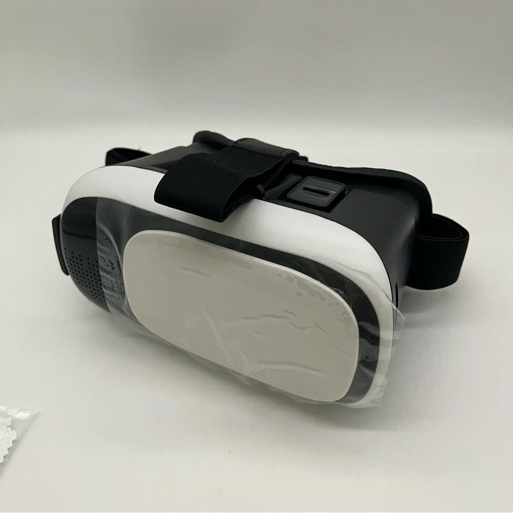 NWOT Virtual Reality Glasses in Black and White